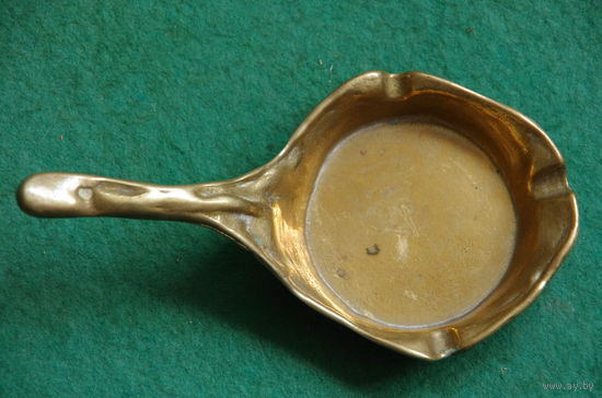Пепельница латунная  ( диаметр 8,5 см , длинна 15,5 см )