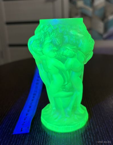 Вазочка из уранового стекла . Производство Чехия