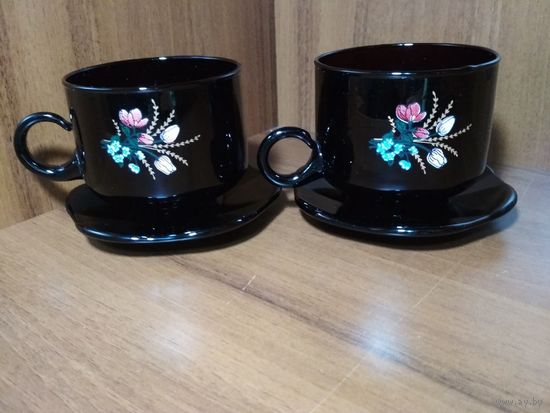 Кофейные чашки с блюдцами