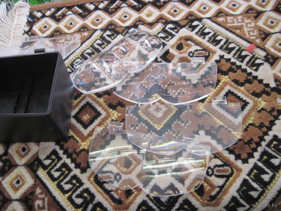 Сменные линзы в футляре для налобной лупы.