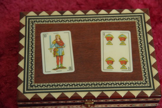 Шкатулка с двумя наборами сувенирных карт ( 12 см х 10,5 см , высота 4 см )