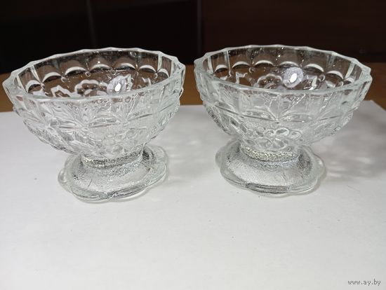 Винтажная стеклянная креманка (розетка) на ножке, произведенная в СССР в 1970–1980-х годах. Она использовалась для подачи варенья, джема, меда . Пара