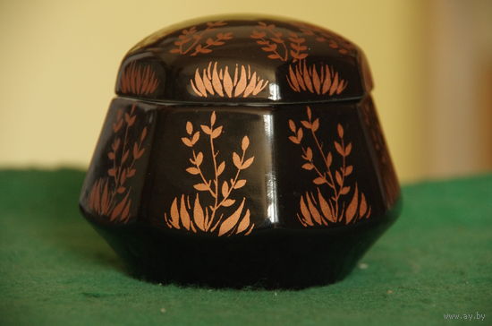 Шкатулка  фарфоровая   (  высота 9 см , ширина  10,5 х 10,5 )    целая