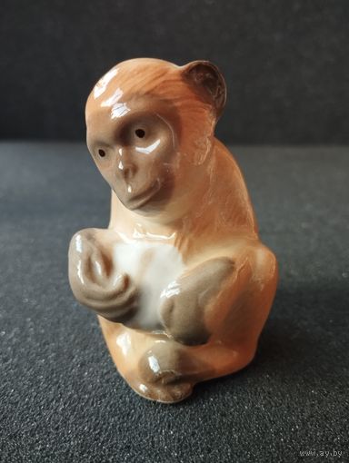Статуэтка фарфоровая рыжая Обезьянка, ЛФЗ. СССР