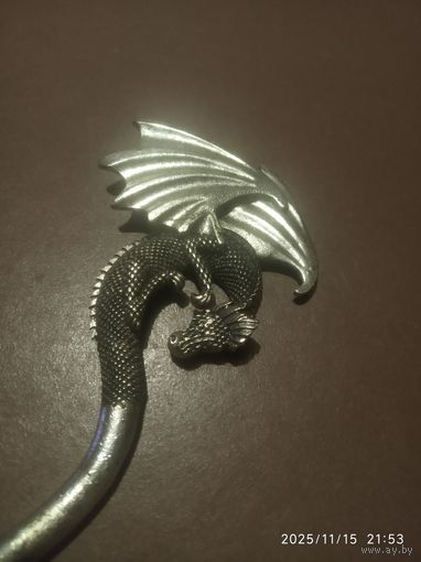 Дракон, около 15 см. Неизвестный металл, для чего он не знаю