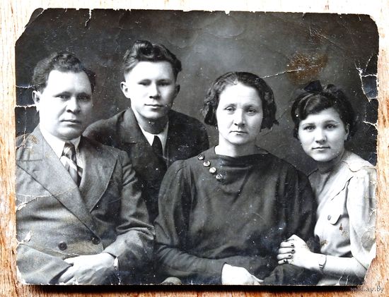 Семейное фото. 1930-е. 8.5х11 см.