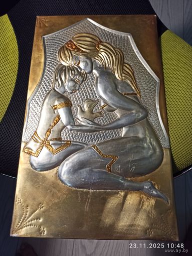 Чеканка панно женщина, мальчик, голубь