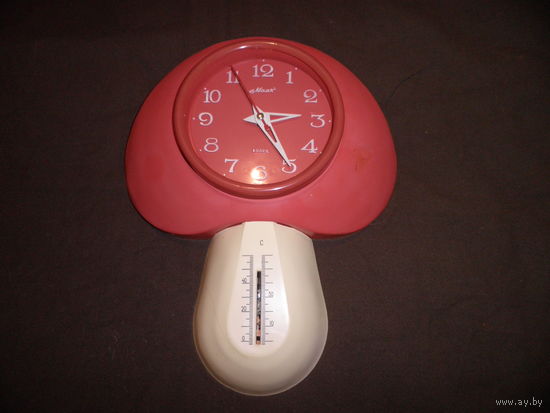 Часы настенные Грибок Маяк-Кварц с градусником СССР.С рубля.