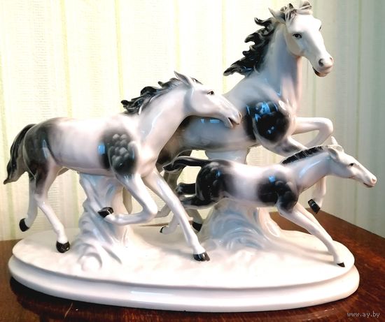 Большая статуэтка конной группы"Семья", из антикварн.послевоенн.магазина в ГСВГ (Германия).