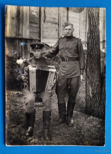 Фото двух солдат с баяном. 8х12 см.
