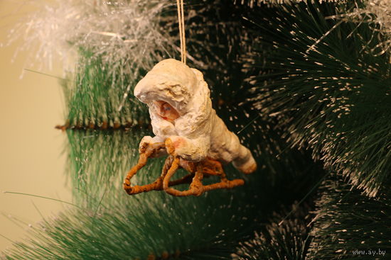 Ёлочная игрушка папье-маше, "Мальчик на санях".