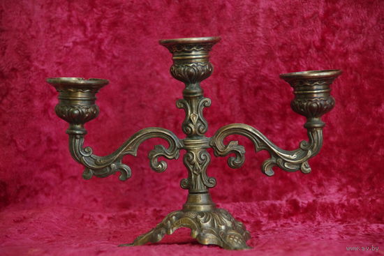 Подсвечник  шпиатр под бронзу  (высота  15 см , ширина 20,5 см )