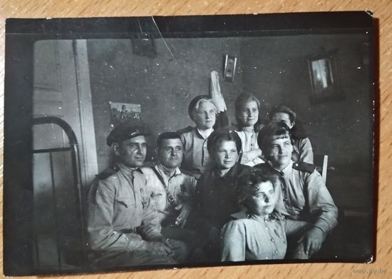 Фото военнослужащих 4-го зенитного пулеметного полка. 6.5х9 см.