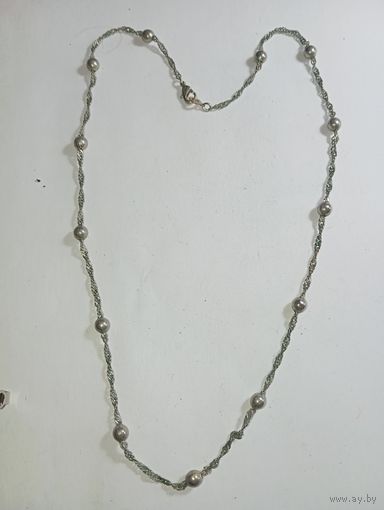 Цепочка похожа на серебро но пробы нет  , не магнит . С рубля .