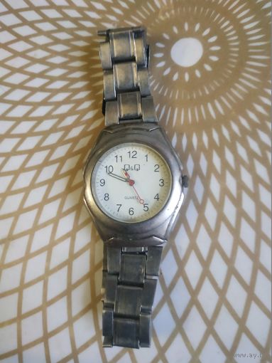 Часы наручные с браслетом. ТИКАЮТ. Состояние на скане. В коллекцию,ремонт,на запчасти.