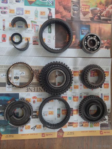 Зубчатые шестерёнки для какой либо инсталяции.