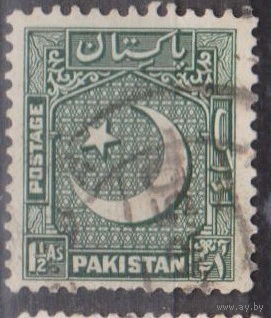 Герб звезда и полумесяц Пакистан 1949 год лот 6 , 2 марки РАЗНАЯ ЗУБЦОВКА 13,1/2 и 12,1/2