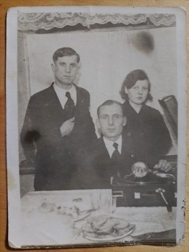 Старое фото (патефон)