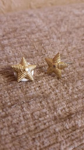 Две лейтенантские звездочки с погон СССР (одна с усиками, другая с колесиком)