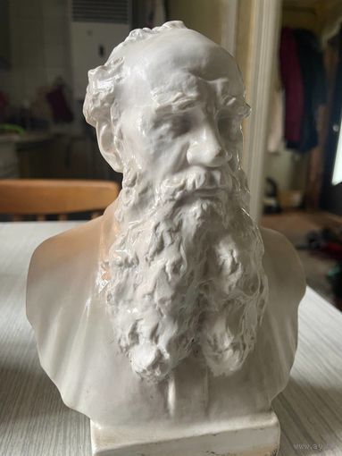 Лев Николаевич. Статуэтка