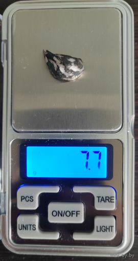 Оплавленный кусочек серебряного перстня.