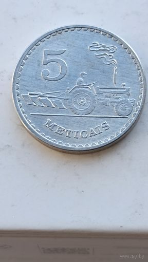 5 метикалов 1980 года Мозамбик. Трактор Беларус. Монета не чищена. 1423