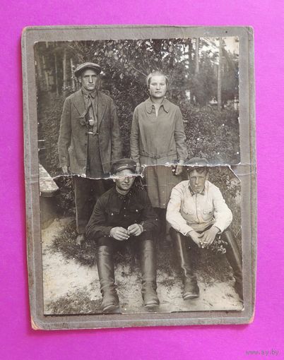 Фото "Сотрудники охраны НКВД с конвоированными" (на петлицах буквы ВО), 1930- е гг.
