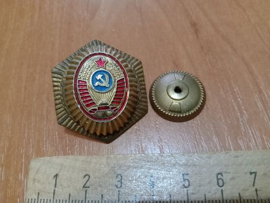 Редкая. Кокарда МВД СССР, крепление- гайка. Тяжёлый металл.