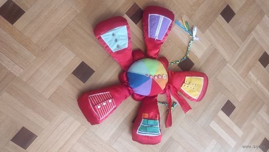 Большой развивающий цветок для малышей, многофункциональный, есть замочек, разной фактуры ткани, шнуровка (нужен шнурок). Диаметр 70 см. Очень классный можно просто валяться - обниматься.