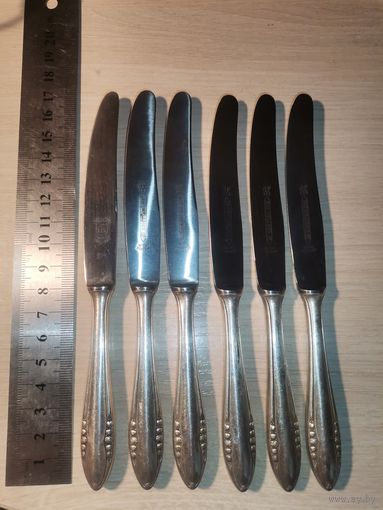 Ножи с лезвиями из нержавеющей стали и ручками с глубоким посеребрением, 6 шт., клейма на ручках.