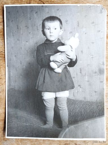 Фото девочки с плюшевым медведем. 1961 г. 9.5х11 см