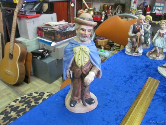 Старик с тростью. Бисквит, 19 см.