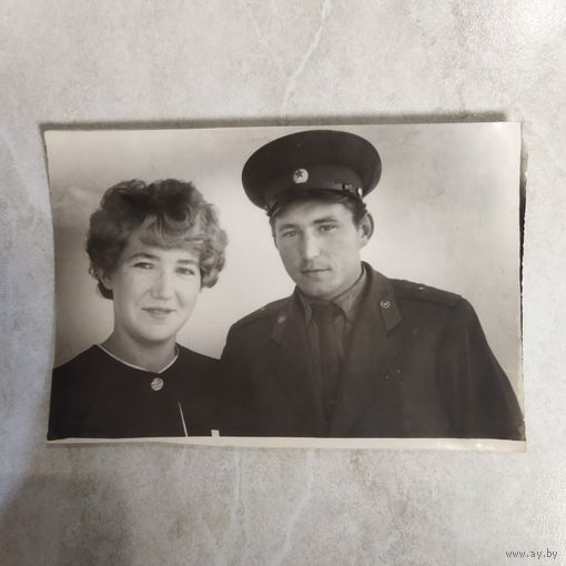 Фотография. История СССР в лицах. Младший лейтенант с девушкой. 1960-е.
