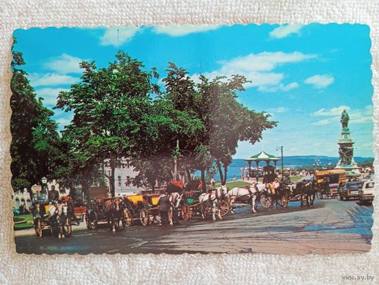 Канада, Квебек. Прогулочные кареты рядом с замком Фронтенак