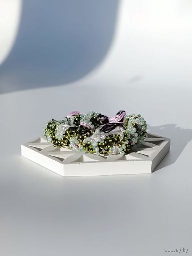 Широкий вязаный браслет из бисера