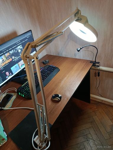 Лампа крупная настольная с увеличительным стеклом