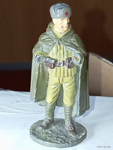 Солдат . Снайпер РККА  1941 - 1942 г. Металл , 6 см .