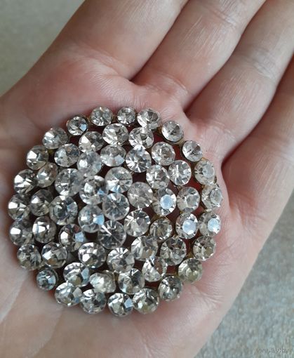 Крупная брошь Стразовая поляна.