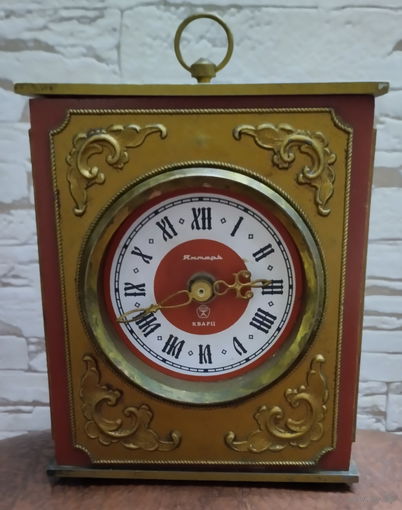 Часы Янтарь настольные. Корпус дерево. СССР (1970-е годы).