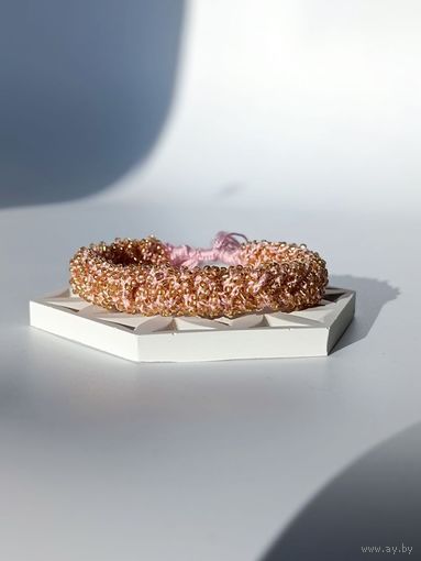 Широкий вязаный браслет из бисера