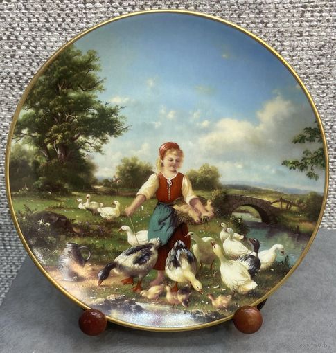 Фарфоровая настенная тарелка Девочка-садовница. Weimar Porzellan. Германия. 1992 год. 20 см
