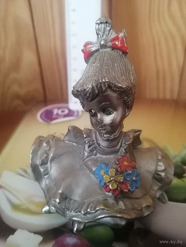 Девушка мечтает. Италия. Сплав пелтро.