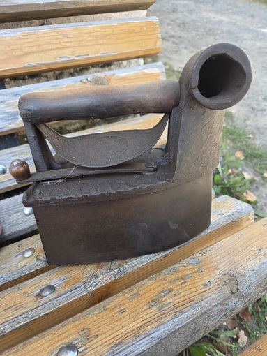 Старинный утюг с трубой N8