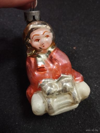 Игрушка ёлочная Мальчик на санях, стекло. СССР