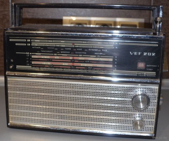 Переносной радиоприёмник ''ВЭФ-202''.