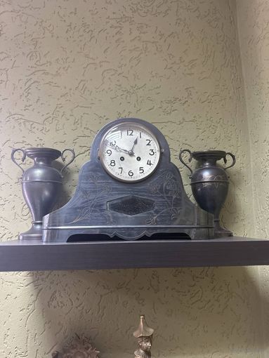 Часы каминные с вазами . Металл . механические с боем