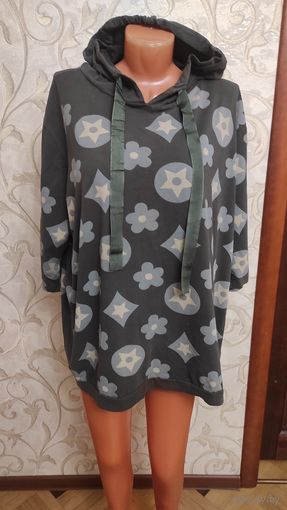 Стильная кофта с капюшоном на 62-64 размер, интересная расцветка, укорочен рукав, красивый цвет и рисунок. Длина 78 см, ПОгруди 72 см. Отличный состав: 96% хлопка, 4% эластана.