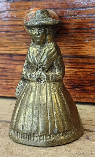 Бронзовый колокольчик в виде барышни, без язычка