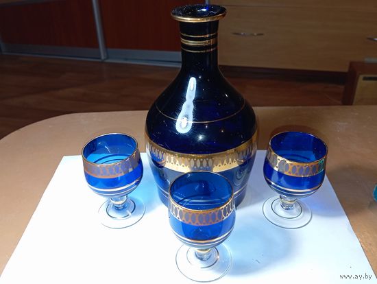 Винтажный ликерный или коньячный набор из кобальтового стекла с золочением, скорее всего производства Чехословакии (Bohemia) 1961–1980-х годов.