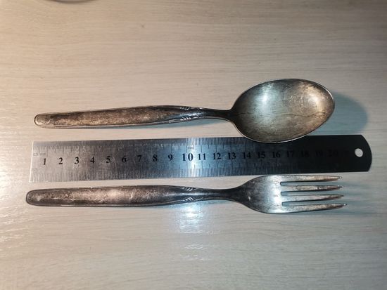 Старинные ложка с вилкой, латунь в посеребрении, длина 19 см., клеймо.